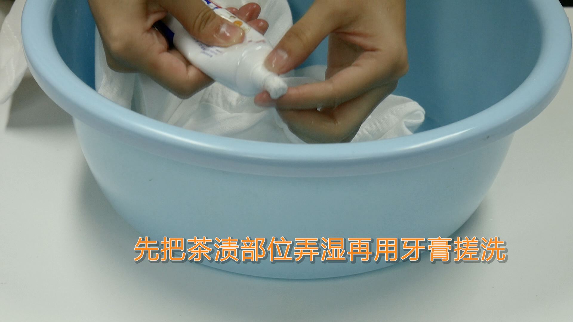 衣服上的茶渍怎么洗掉 这招你肯定没想到 衣服上的茶渍怎么洗掉|衣服上的茶渍怎么洗掉呢|