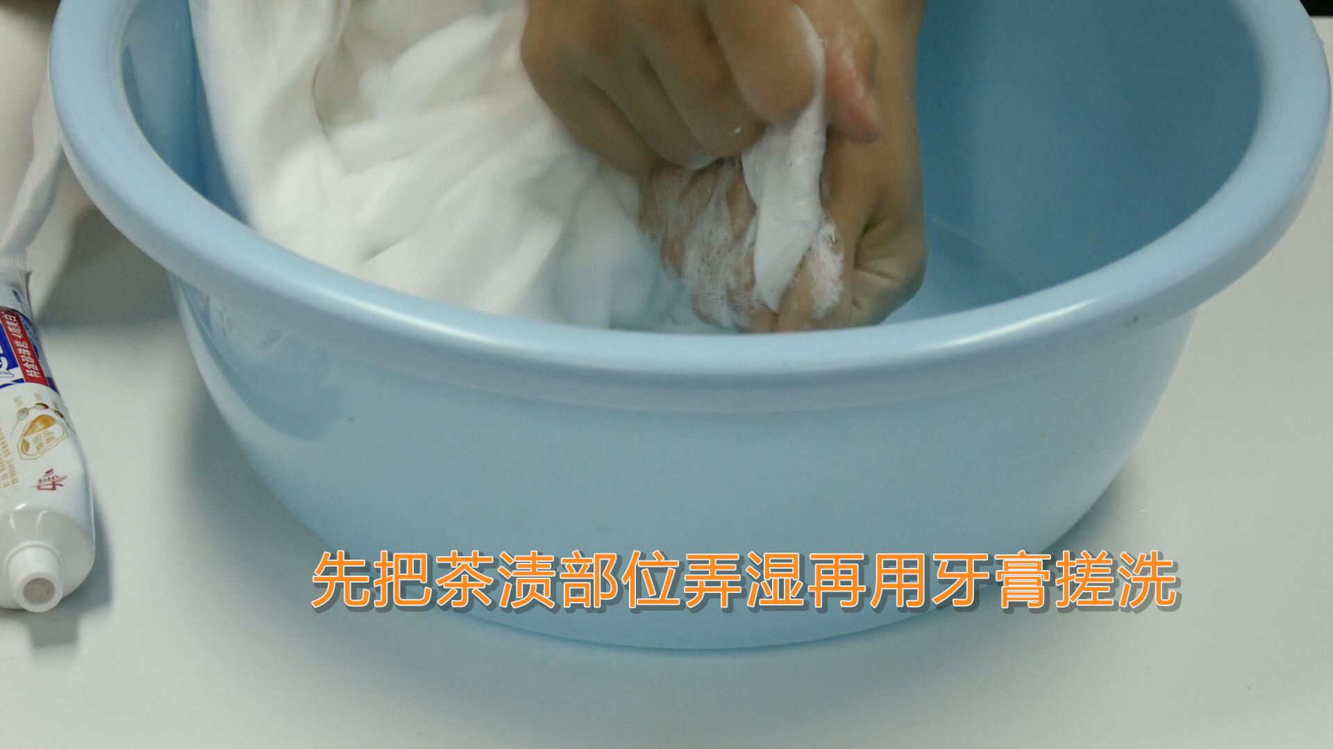 衣服上的茶渍怎么洗掉 这招你肯定没想到 衣服上的茶渍怎么洗掉|衣服上的茶渍怎么洗掉呢|