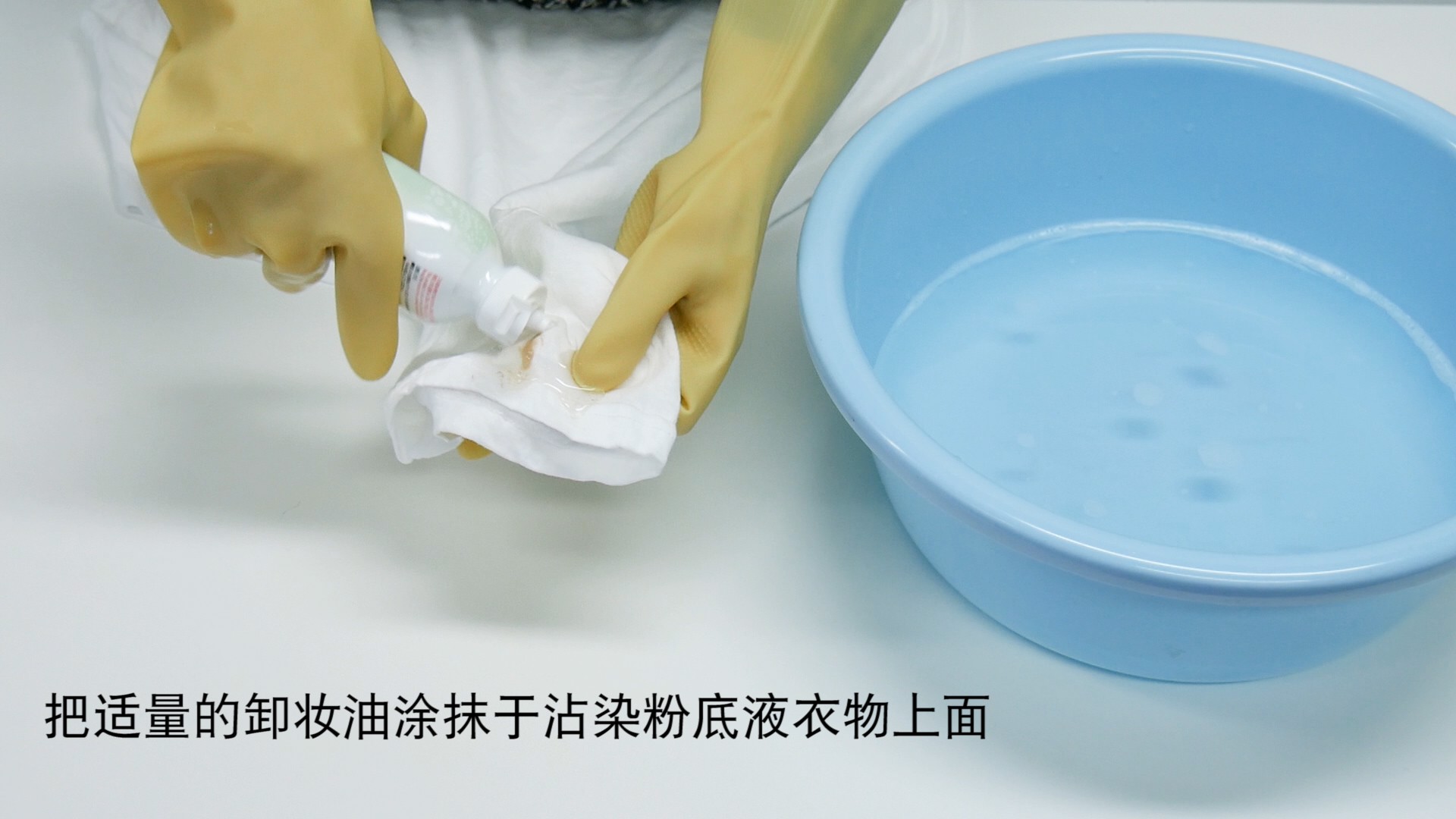 粉底液弄到衣服上怎么洗 爱化妆的MM看过来 粉底液弄到衣服上怎么洗|粉底液|粉底液怎么洗|