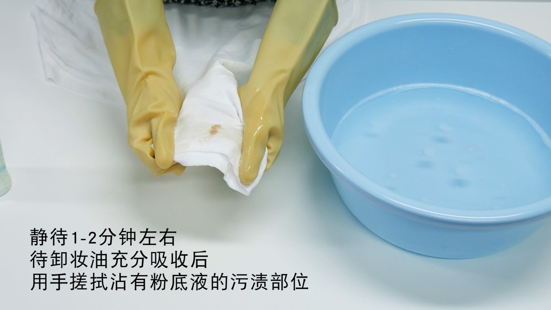 粉底液弄到衣服上怎么洗 爱化妆的MM看过来 粉底液弄到衣服上怎么洗|粉底液|粉底液怎么洗|