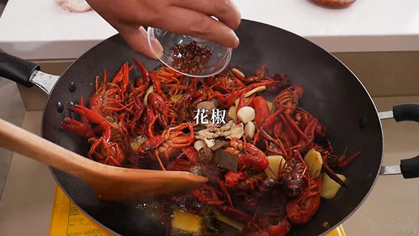 油焖麻辣小龙虾的做法 大厨秘方正确清洗吃得放心 麻辣小龙虾的做法|小龙虾|小龙虾的做法|麻辣小龙虾|