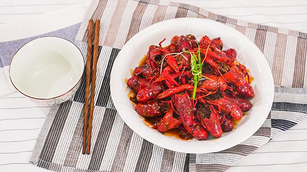 油焖麻辣小龙虾的做法 大厨秘方正确清洗吃得放心 麻辣小龙虾的做法|小龙虾|小龙虾的做法|麻辣小龙虾|