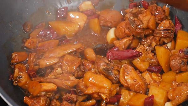 名厨手把手教你正宗新疆大盘鸡的做法 家常简单版好吃又下饭 大盘鸡的做法|大盘鸡|大盘鸡的家常做法|新疆大盘鸡|